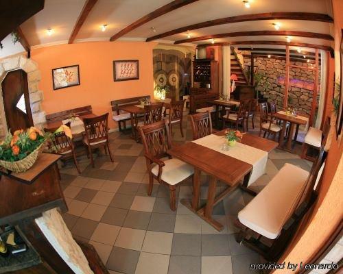 Villa Cezar Kastel Luksic Restaurant photo